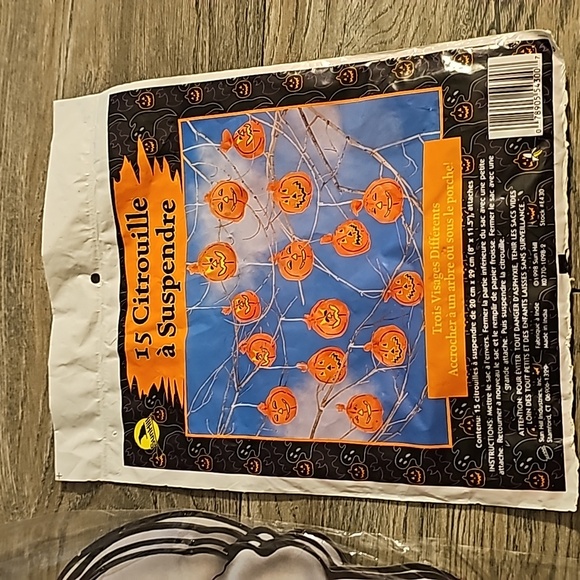 Halloween paper decor 8 skulls & 15 hanging pumpkins 🎃 1998 - Picture 2 of 5